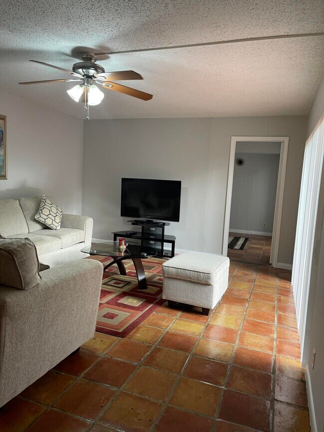 Building Photo - 884 Springdale Cir