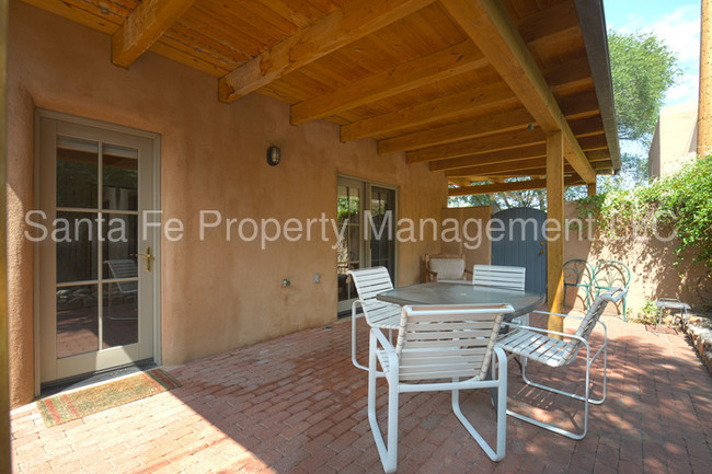 Building Photo - Immaculate Casita located Near Downtown