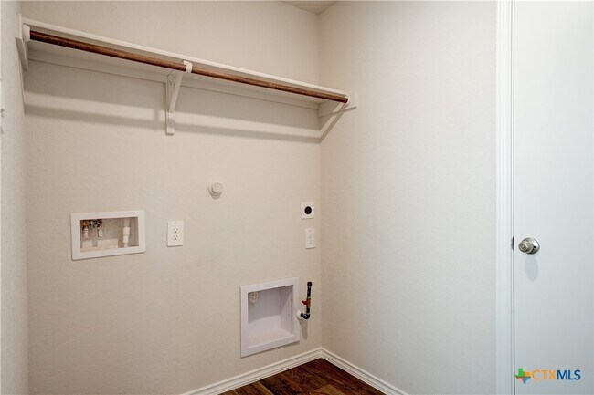 Building Photo - 121 Roanwood Dr