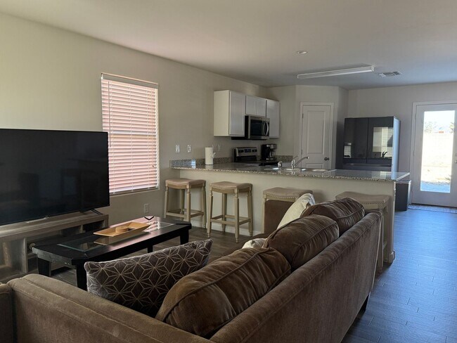 Foto del edificio - Large 4 bedroom fully furnished Home