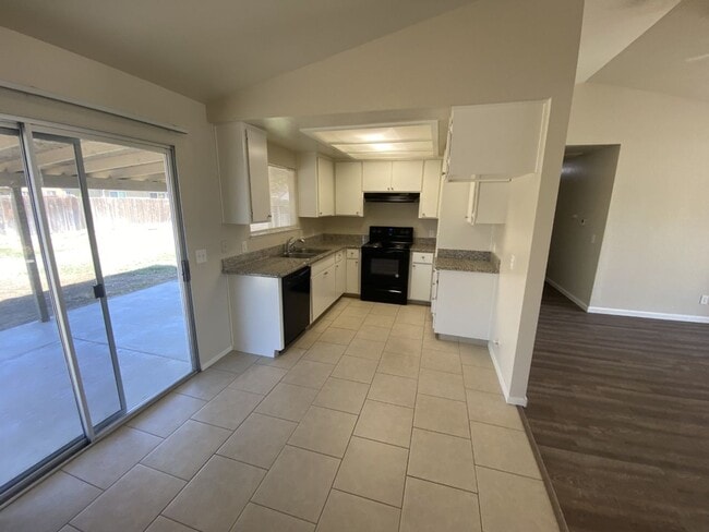 Building Photo - TAKE A LOOK AT THIS BEAUTIFUL 3 BEDROOM HOME! (Avail. 8/29/17)