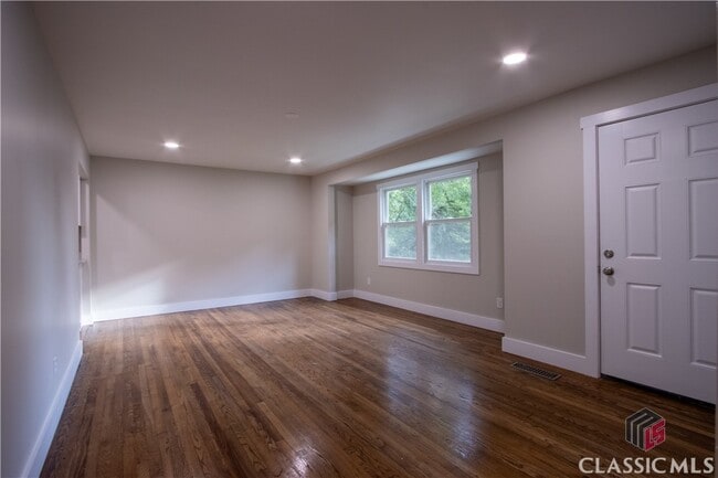 Building Photo - 165 Habersham Dr