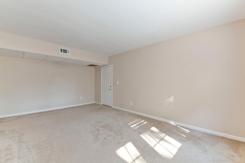 Building Photo - 1728 Queens Ln