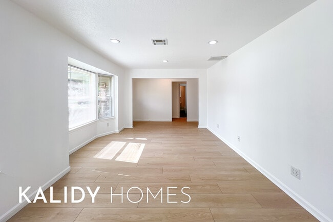 Foto del edificio - 3501 Baird Dr