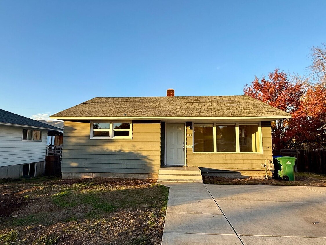 Primary Photo - 2219 9th Ave