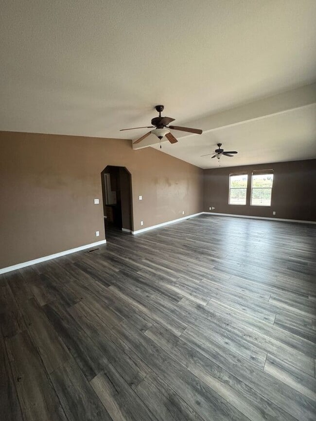 Foto del edificio - Spacious 4 bedroom 2 bath