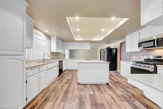 Foto del edificio - 5 br, 3 bath House - 8045 W Avenue D2