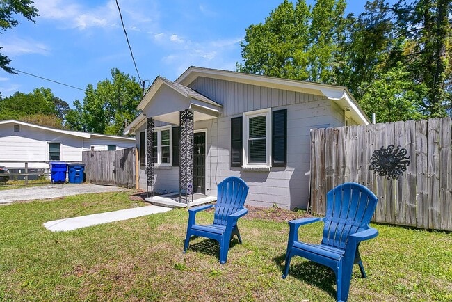 Building Photo - Charming West Ashley Bungalow