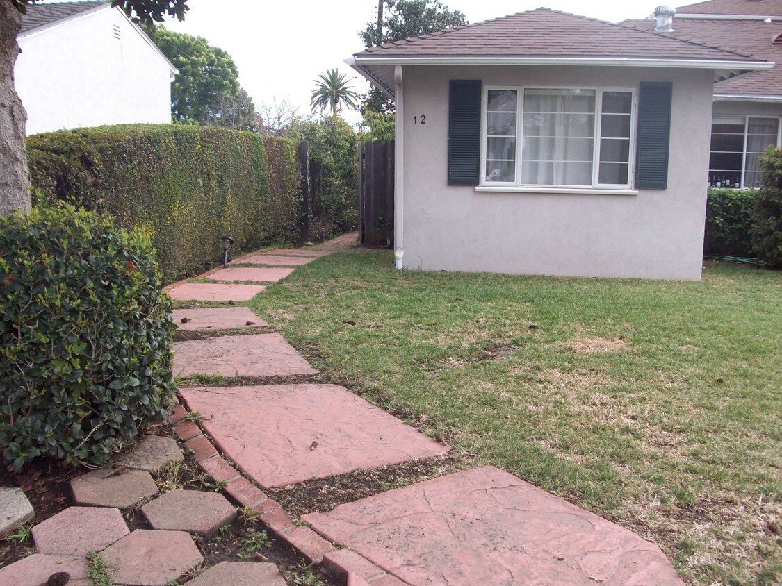 Primary Photo - 12 E Calle Crespis