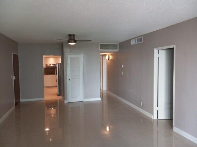 Building Photo - 3901 S Ocean Dr