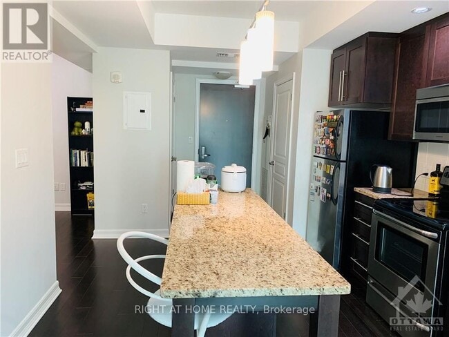 Building Photo - 238 Besserer St