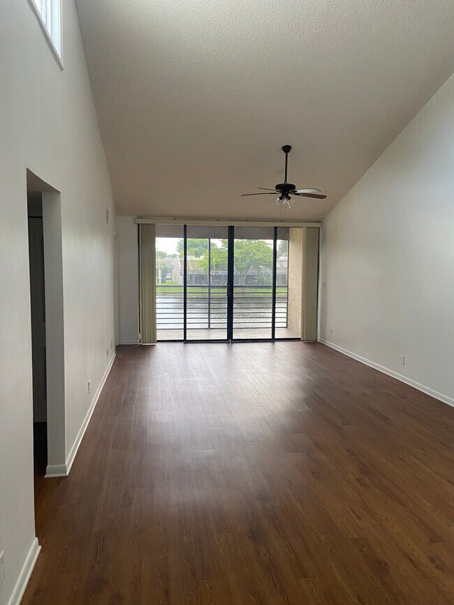 Foto del edificio - 11220 Taft St