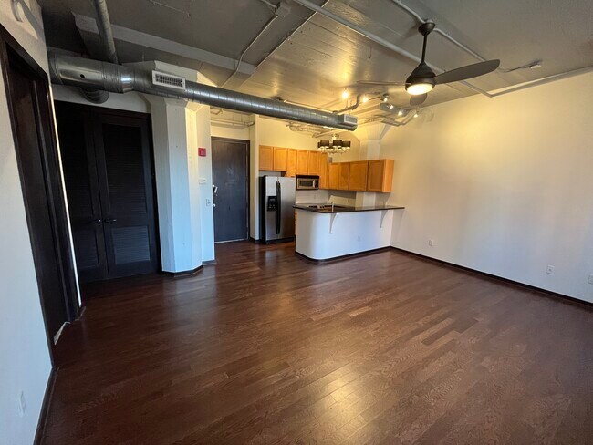 Cocina/Sala de estar - 201 S Saint Francis Ave