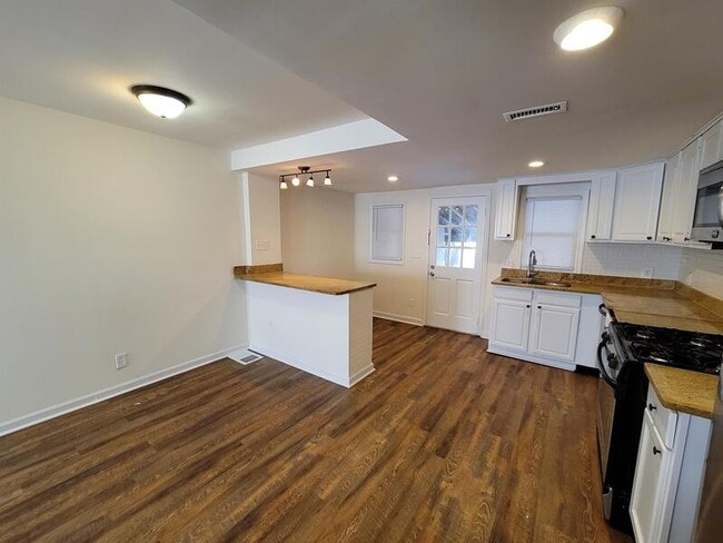 Building Photo - 5215 Wasena Ave