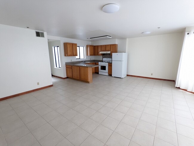 Livign Room (southview) - 1387 Pacific Ave