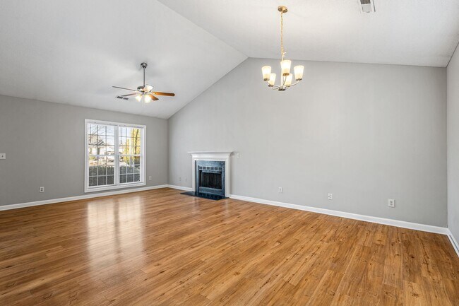 Foto del edificio - SW - Like New Home, Vaulted LR Ceiling, Fire Place, Wood Flooring, Several Updates!