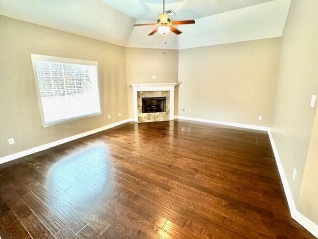 Foto del edificio - Now Leaseing A 4 Bedroom 2 Home At Stonebriar