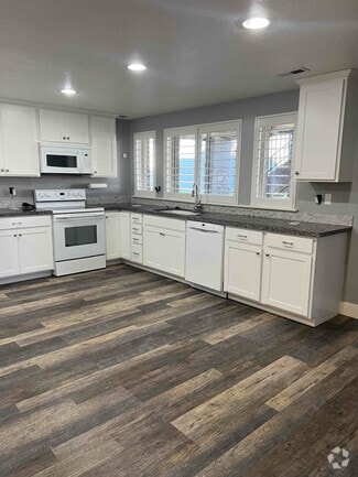 Building Photo - 1157 St Andrews Dr