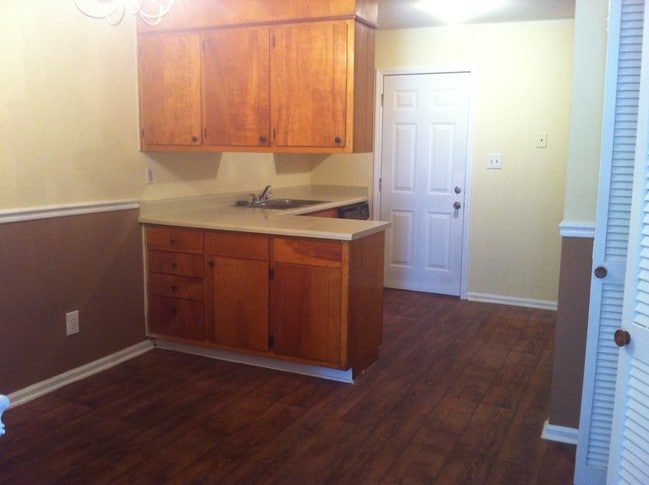 Interior Photo2 - Oliver Pointe