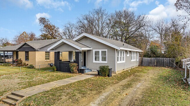 Building Photo - 2 Bedroom 2 Bath