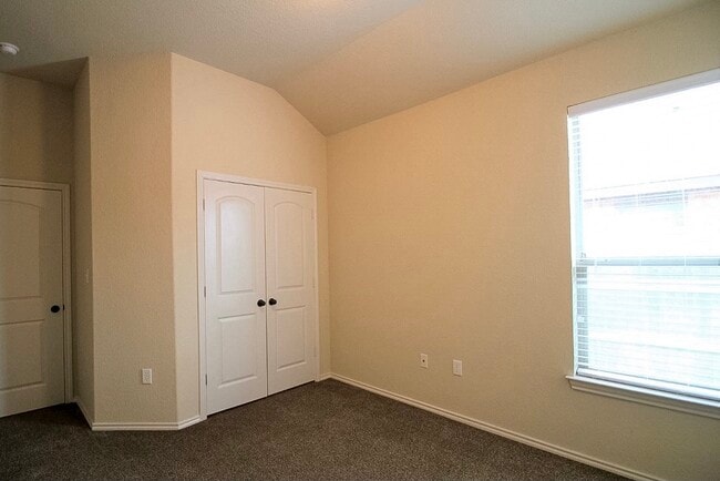 Building Photo - 606 Creekside Cir
