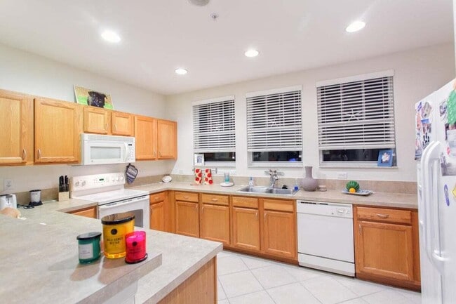 Building Photo - 433 Amador Ln