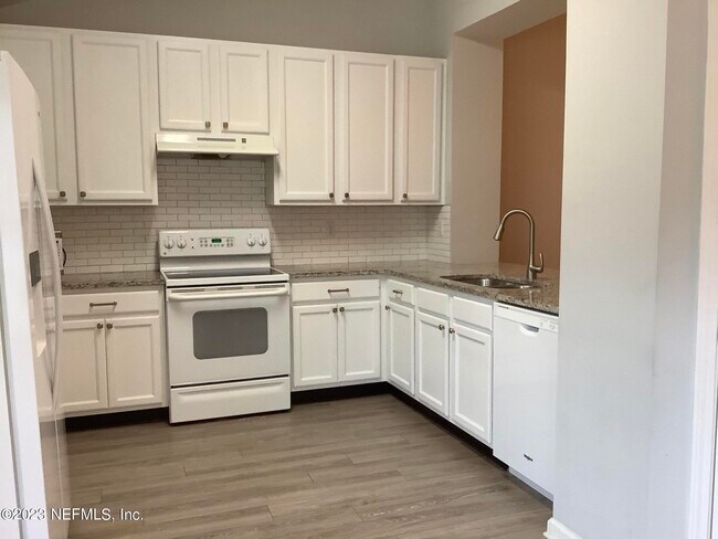 Foto del edificio - 6377 Island Forest Dr