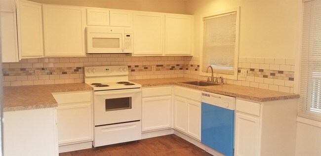 Building Photo - 2163 Rexford Dr