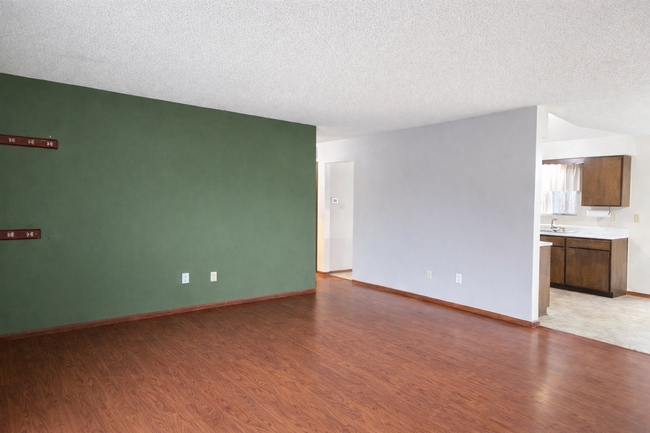 Building Photo - Cozy 2 bedroom with HUGE backyard!