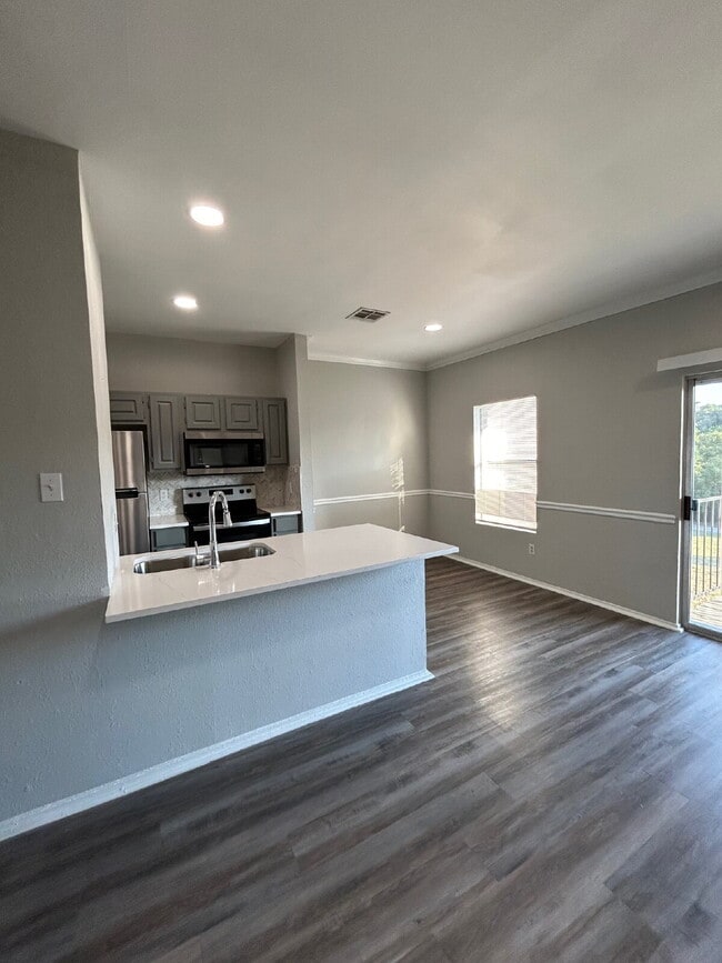 Foto del edificio - Updated 2 Bed/2 Bath North Austin Condo with Rare Greenbelt Views
