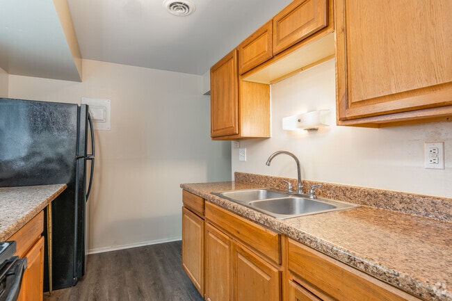 2BR, 1BA - 925SF - Kitchen - Wilmington Pointe