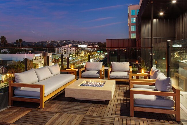 Terraza en la azotea con fogata en Ten 310 en Los Ángeles, CA. - Ten310