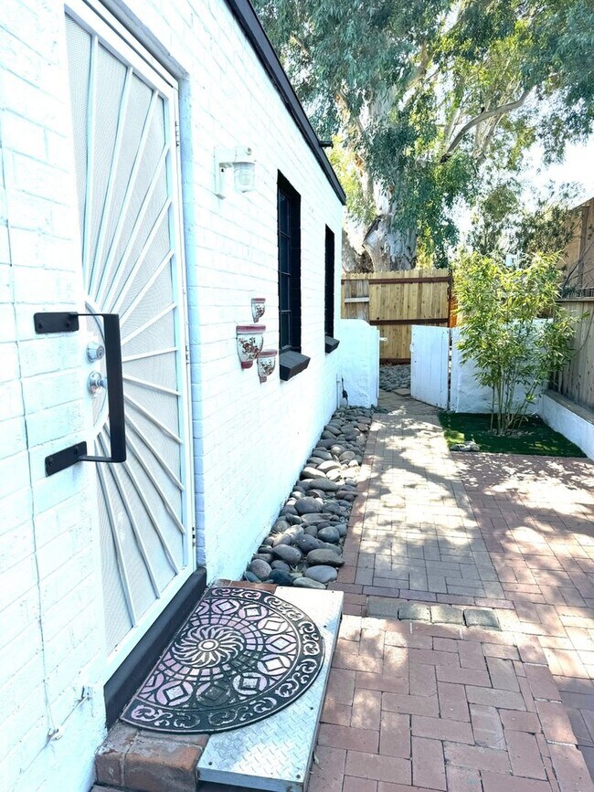 Building Photo - 1 Bedroom chic guesthouse near UOA and Ban...