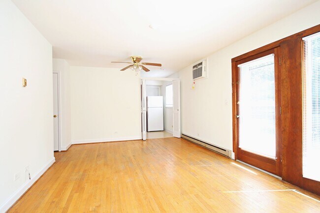 Foto del edificio - Student-Friendly Ivy Rd Apartment Near Foo...