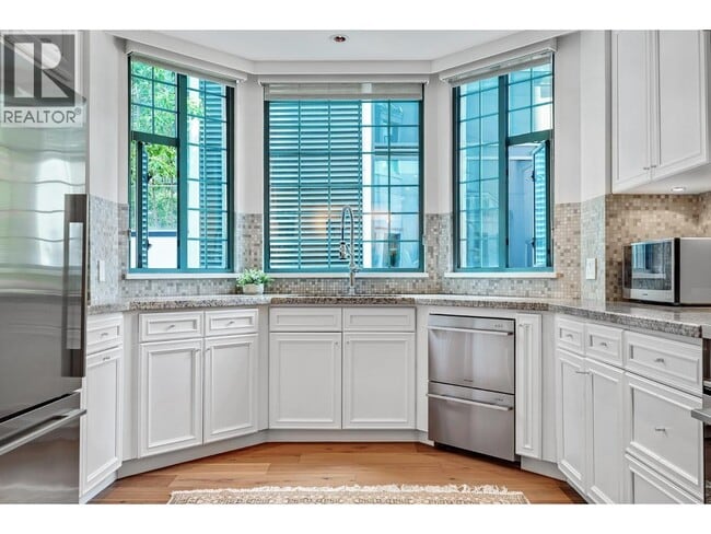 Building Photo - 281 Smithe St