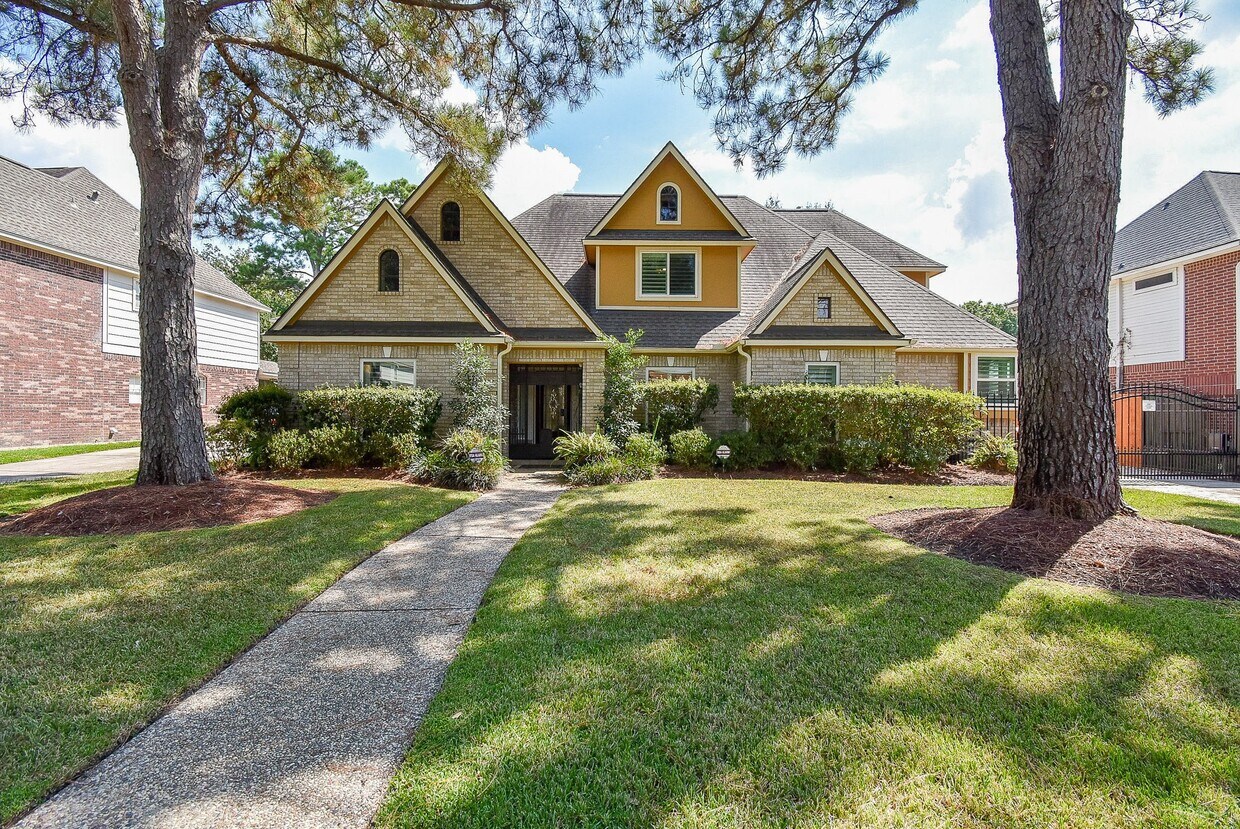 Foto principal - 8315 Mentmore Dr