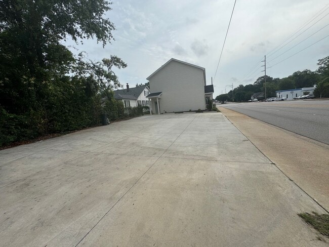 Building Photo - Modern Townhome in Rosewood – Walk to USC,...