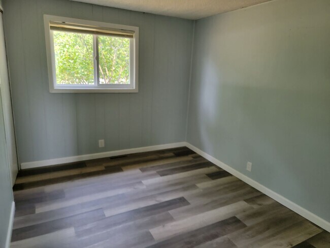 Foto del edificio - 4 bed 1.5 Bath, Walking Distance to West Woods School. Dogs and Cats Welcome