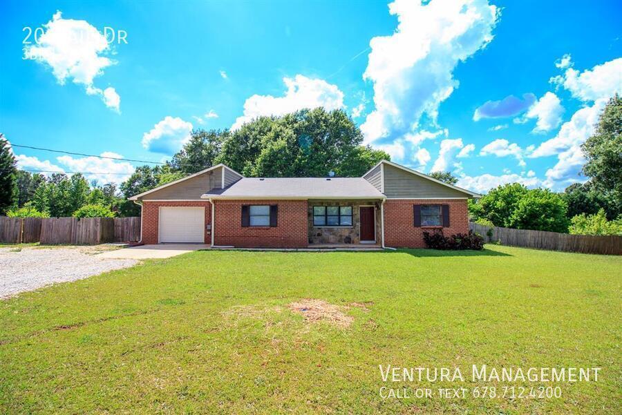 Foto principal - Charming 3-Bedroom Ranch with Spacious Bac...