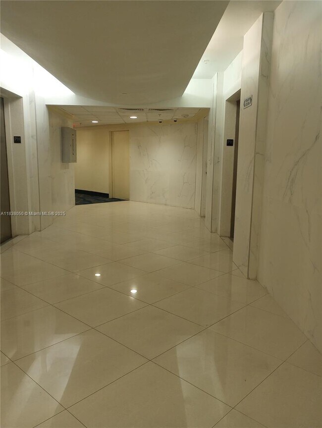 Foto del edificio - 19370 Collins Ave