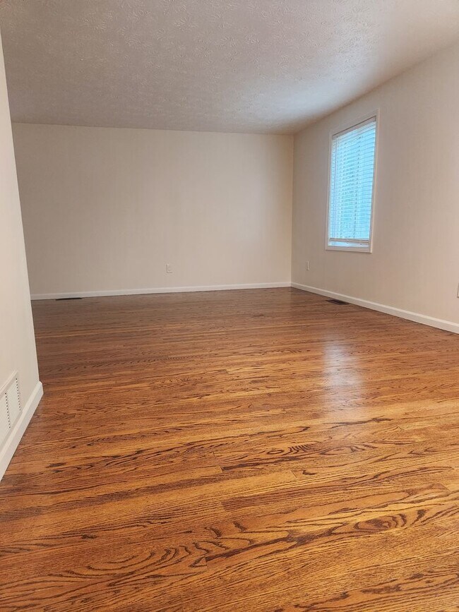 Foto del edificio - For Rent – Beautiful 3-Bedroom Split-Level...