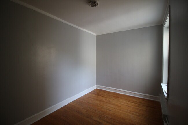 Foto del edificio - 4811 N Harding Ave