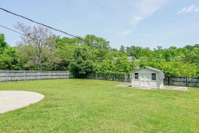 Building Photo - Large fenced yard!!