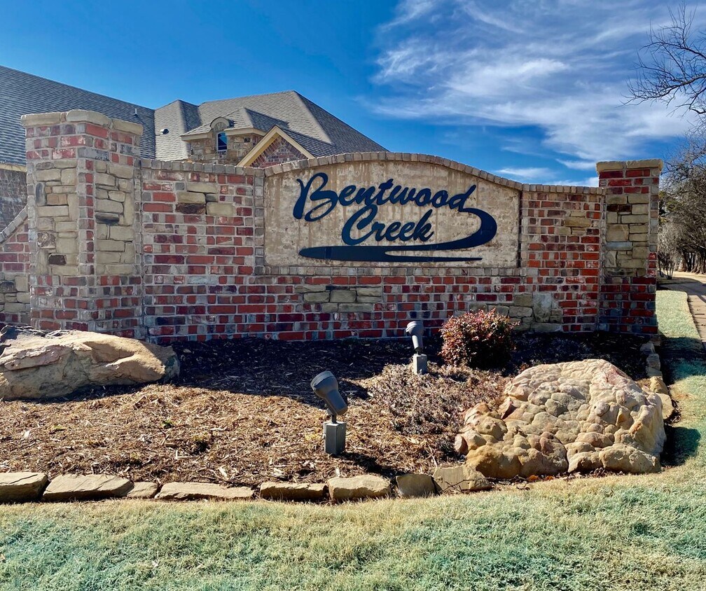Building Photo - Beautiful 4 bed, 2 bath WITH an Office in Mustang Schools