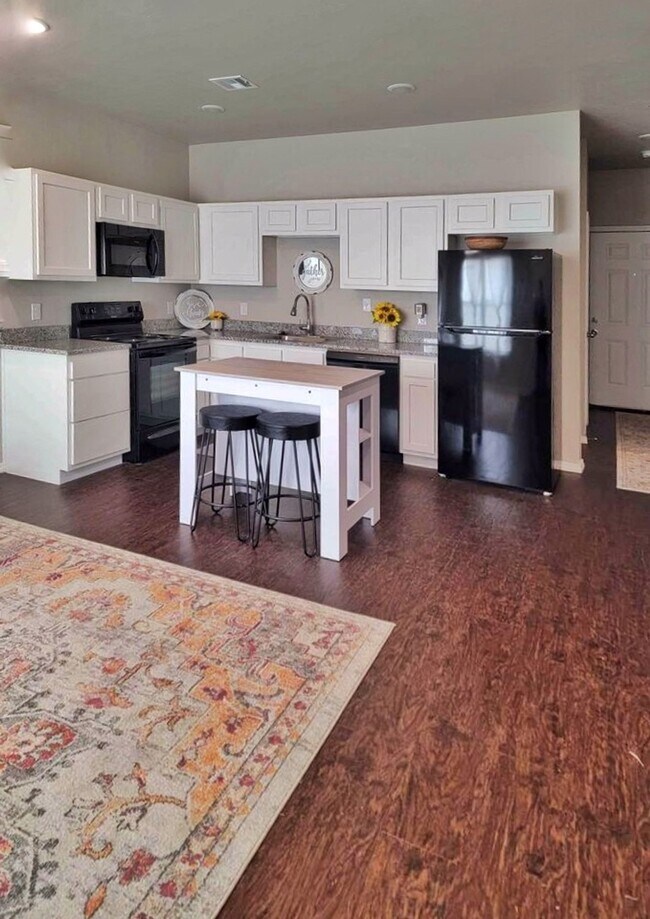 Foto del edificio - 2 Bed / 2 Bath Townhome Near Edmond Universities – $1,006