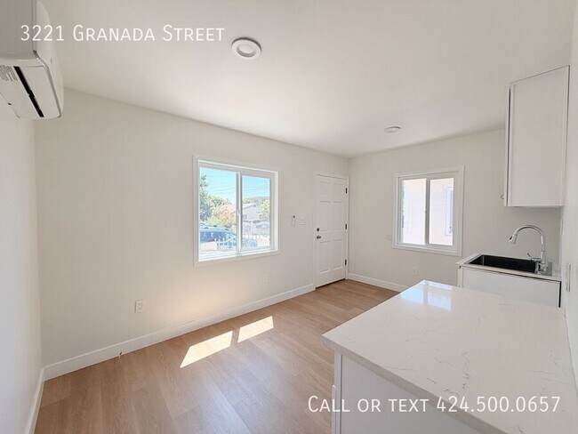 Foto del edificio - 3221 Granada St