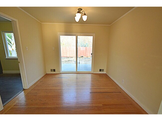 Foto del edificio - NEW LISTING!Charm. 3BR/1.5 Home,Hdwd Flrs,...
