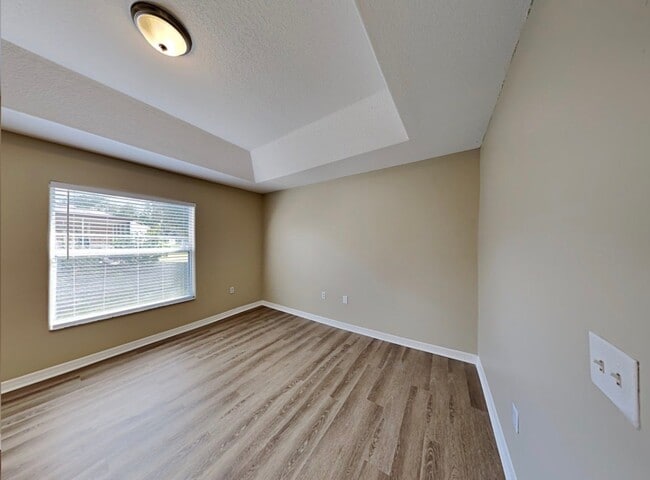 Building Photo - 327 Huron Dr