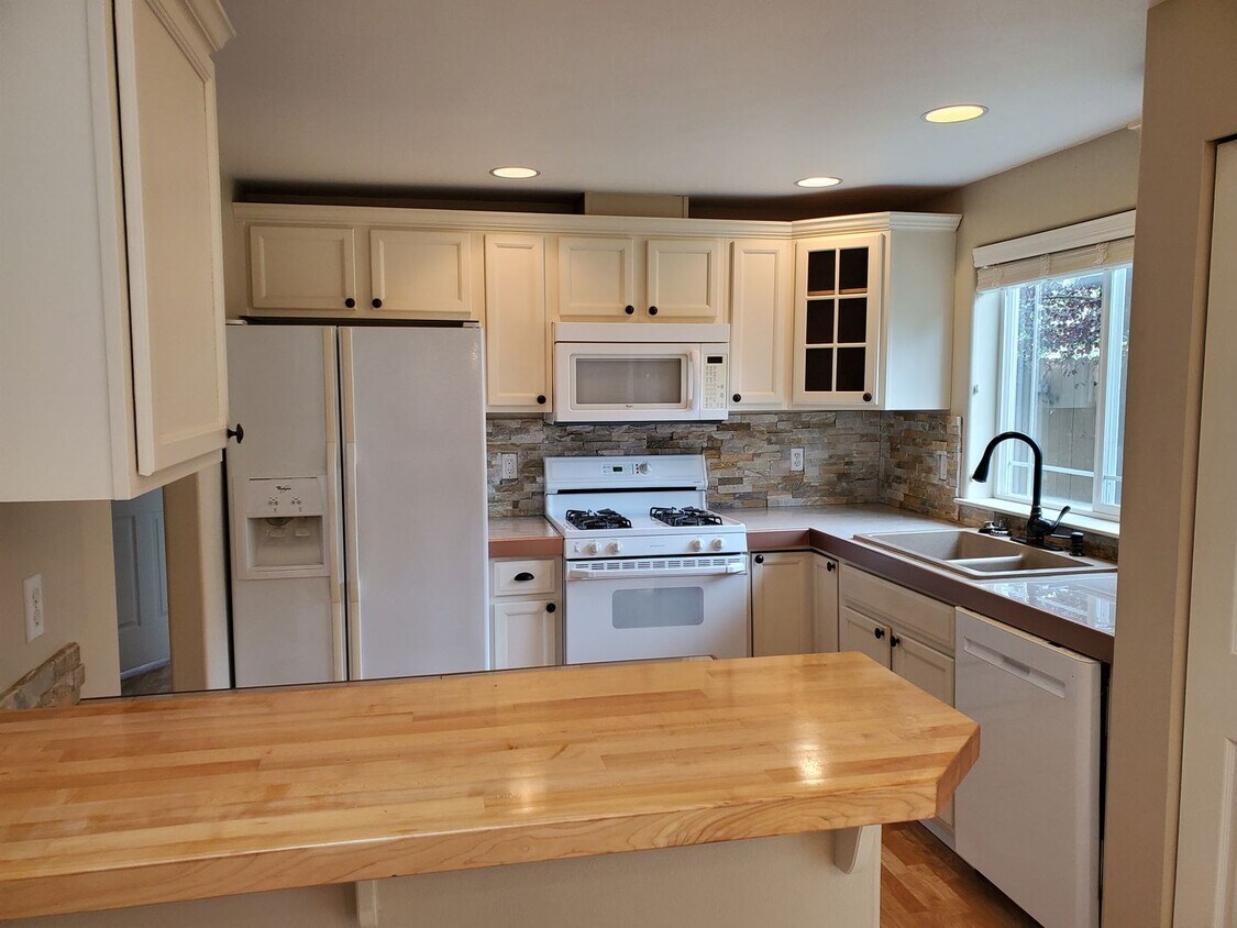 Primary Photo - 3 Bd., 2.5 Ba. home in NE Bellingham near ...