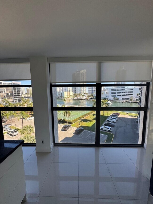 Foto del edificio - 400 Leslie Dr